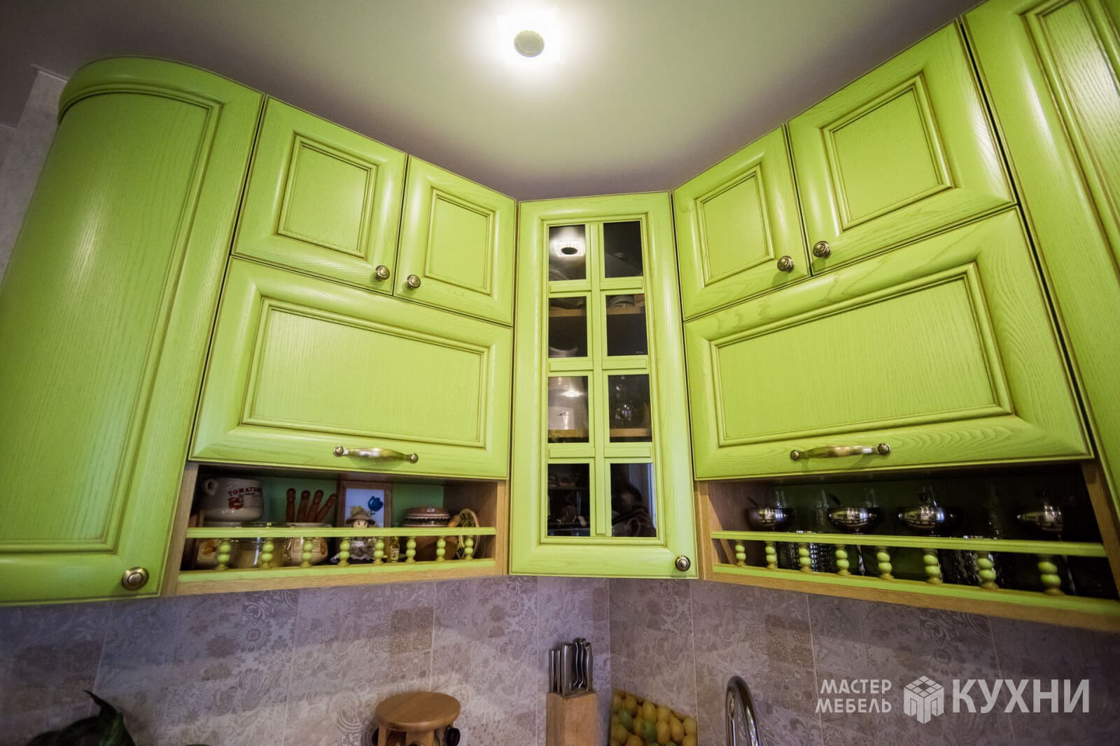 Зеленая кухня в деревенском стиле. Фото 26