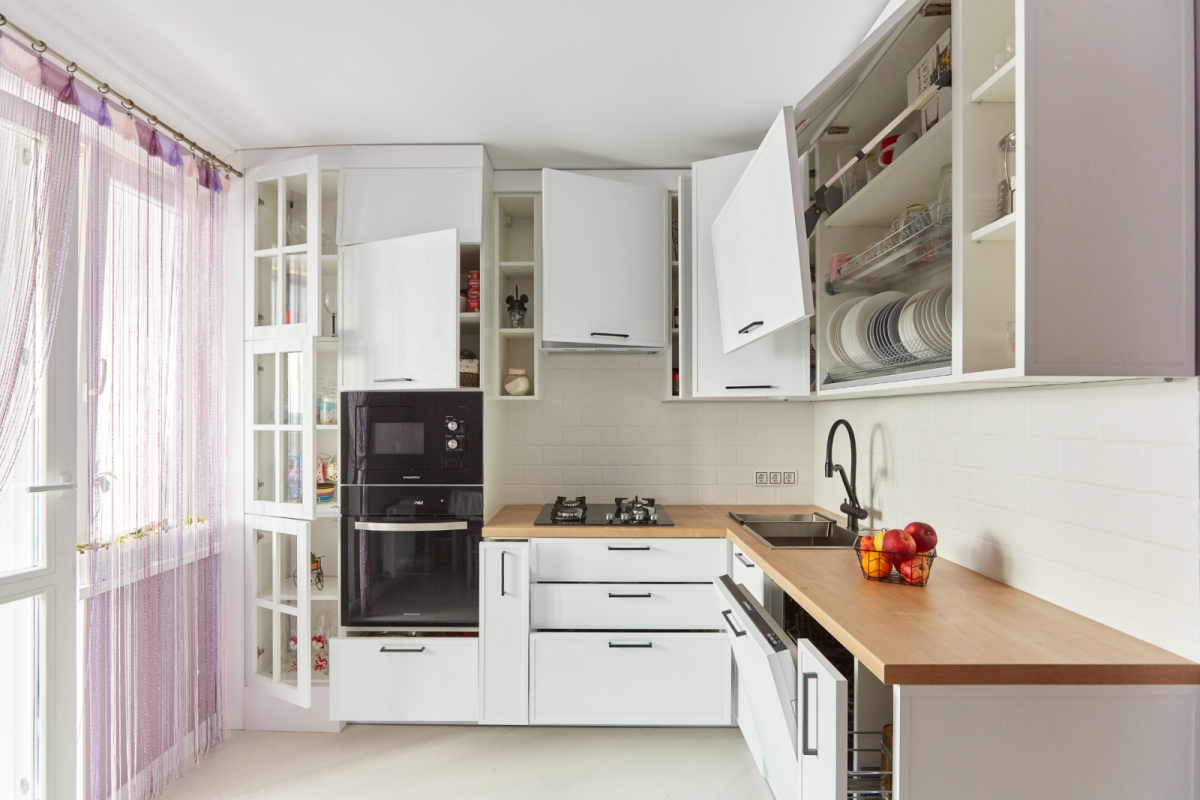 Кухня с витринами из рамочного МДФ. Производитель: . Цвет: Белый ...