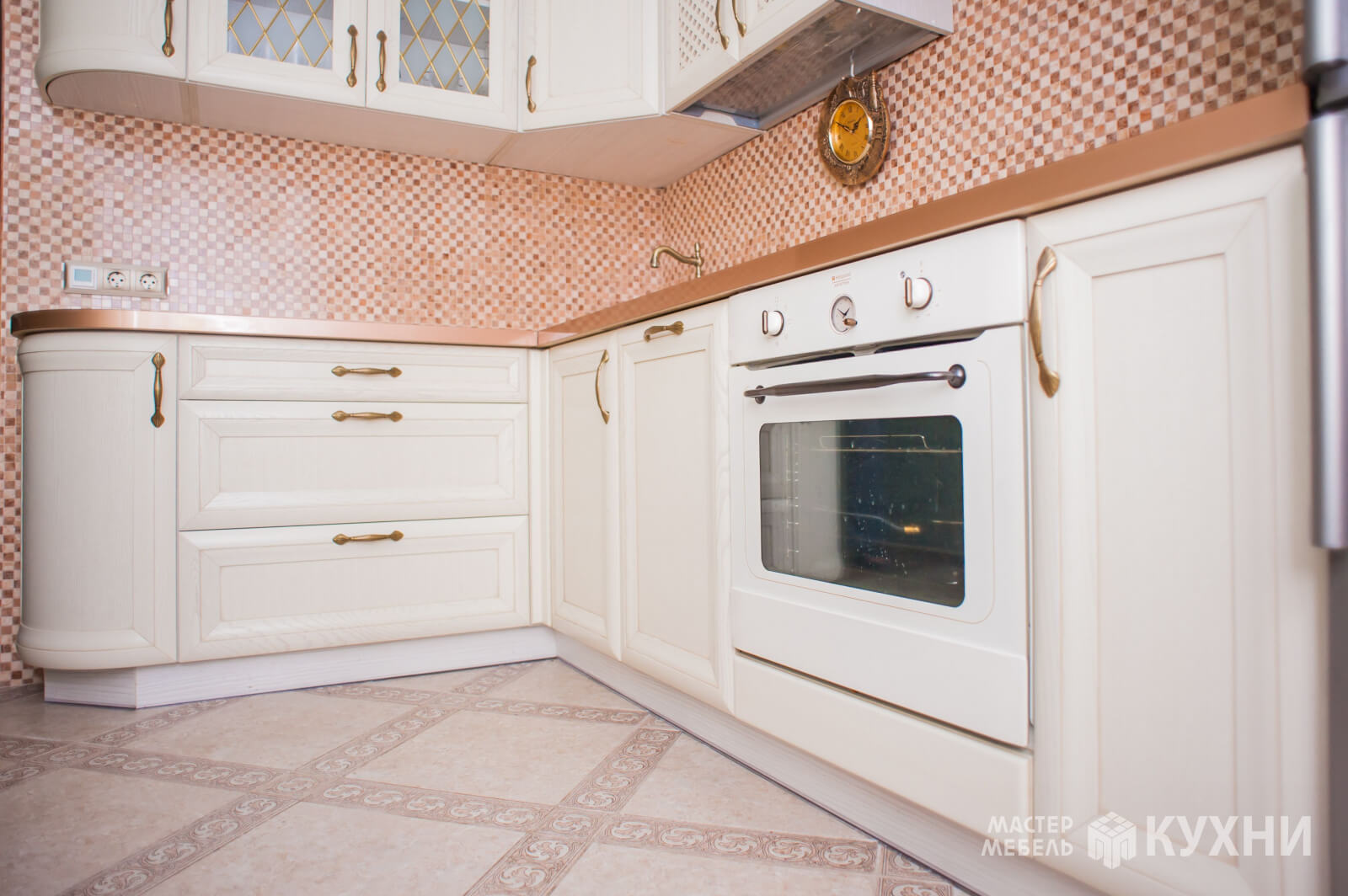 Белая кухня в стиле кантри. Фото 23