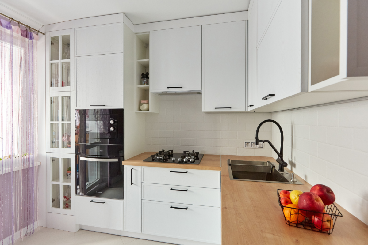 Кухня с витринами из рамочного МДФ. Производитель: . Цвет: Белый ...