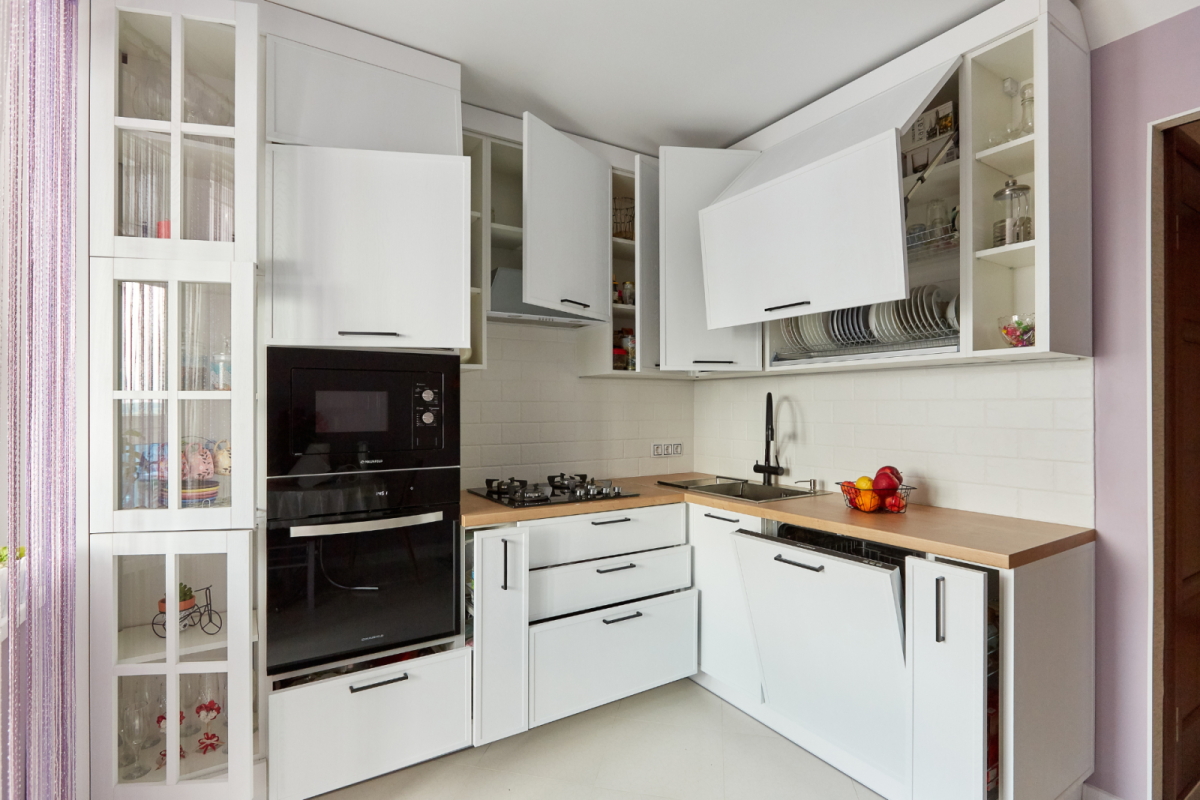 Кухня с витринами из рамочного МДФ. Производитель: . Цвет: Белый ...