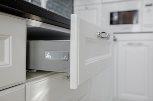 Отличие фурнитуры Blum и Hettich