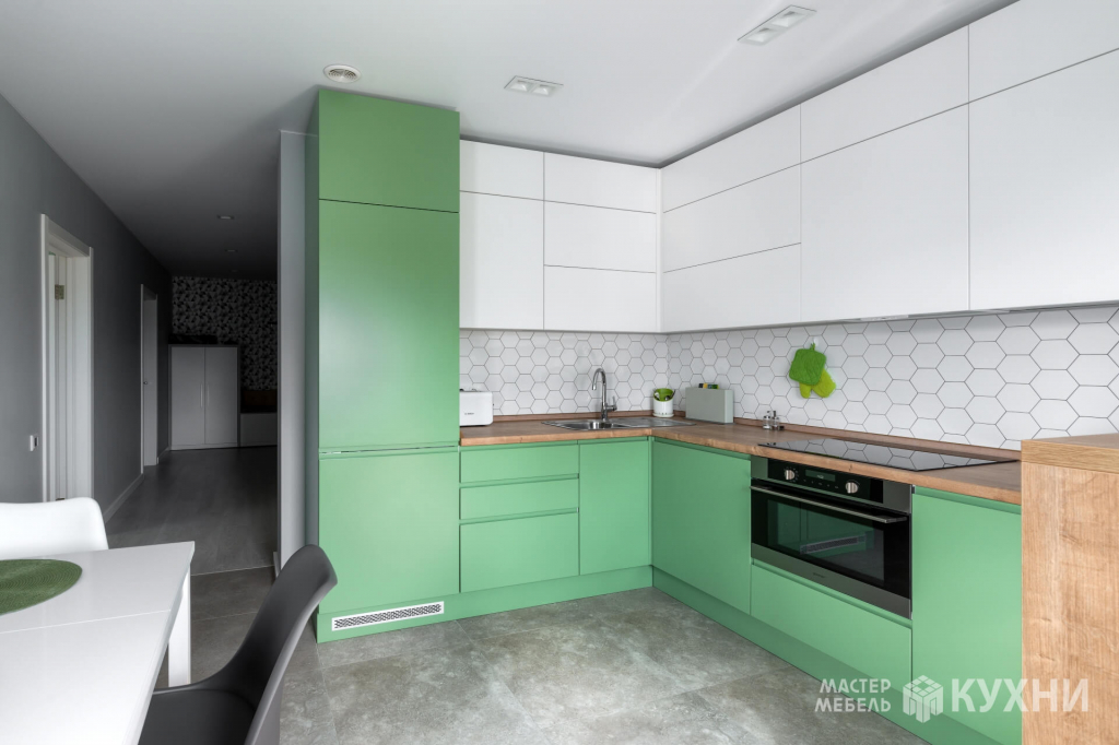 Угловая кухня Арт из крашеного МДФ зеленого цвета из массива ясеня. Фото2.