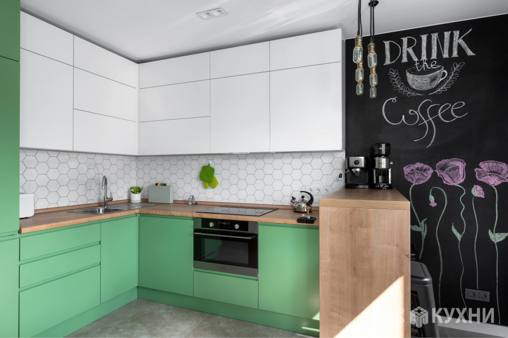 Угловая кухня Арт из крашеного МДФ зеленого цвета из массива ясеня. Фото1.
